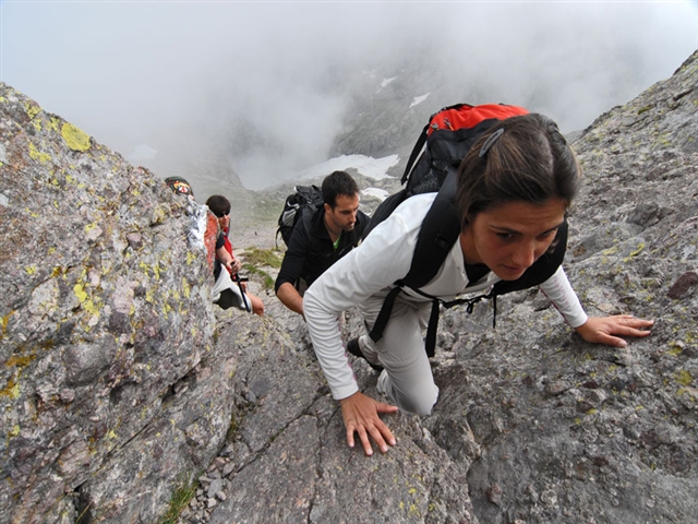 Florinda, visibilmente affaticata, si arrampica alla conquista della cima del Pizzo dei Tre Signori!
